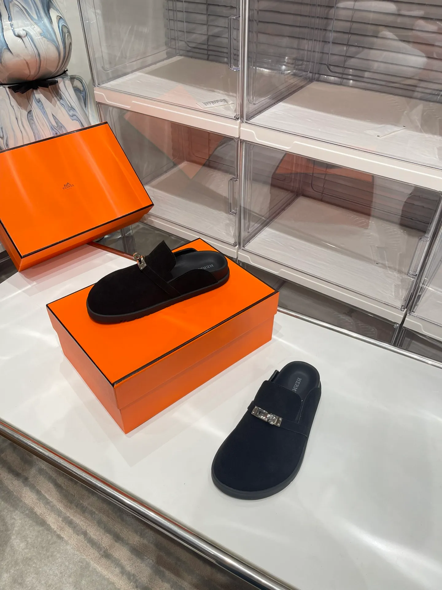 Women's shoes 240 men + 10🐮🐮HERMES Hermes' latest kelly buckle couple's Birkenstock slippers, classic family language design! It looks good no matter how you match it! Casual and high-end feeling, the comfort is also great, with a variety of colorful socks, a trendy sense of high-end ●Upper: imported cow suede ●Inner: imported sheepskin ●Foot pads: imported mixed sheepskin ●Outsole: T women's shoes u non-slip and wear-resistant outsole ●Code number: male 39-44 (45 46 customized) female 35-40 (41 42 customized)